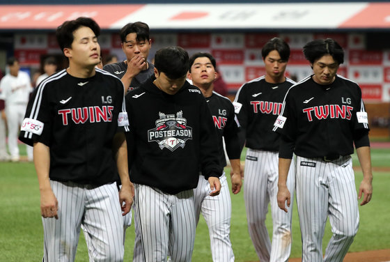 27일 오후 서울 구로구 고척스카이돔에서 열린 ‘2022 신한은행 SOL KBO 포스트시즌’ 플레이오프 3차전 LG 트윈스와 키움 히어로즈의 경기, 4대6 패배를 기록한 LG 김윤식을 비롯한 선수들이 굳은 표정으로 그라운드를 빠져나가고 있다. 2022.10.27 뉴스1