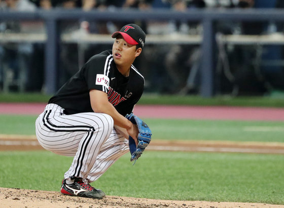 27일 오후 서울 구로구 고척스카이돔에서 열린 ‘2022 신한은행 SOL KBO 포스트시즌’ 플레이오프 3차전 LG 트윈스와 키움 히어로즈의 경기, LG 정우영이 6회말 2사 2,3루 상황에서 키움 푸이그에게 내야안타로 동점을 허용하자 아쉬워하고 있다. 2022.10.27 뉴스1