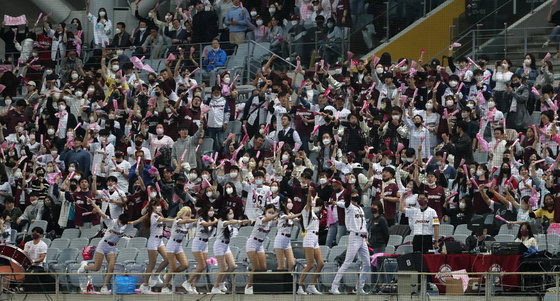 27일 오후 서울 구로구 고척스카이돔에서 열린 ‘2022 신한은행 SOL KBO 포스트시즌’ 플레이오프 3차전 LG 트윈스와 키움 히어로즈의 경기, 6대4 역전승을 거둔 1루 키움 응원단이 승리의 기쁨을 나누고 있다. 2022.10.27/뉴스1