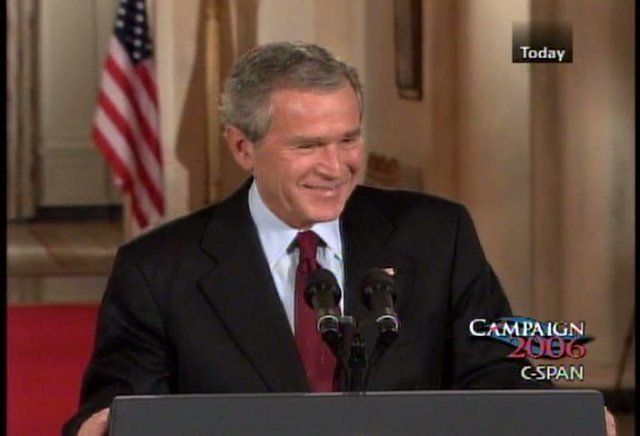 2006년 중간선거 패배 후 백악관 기자회견에서 웃는 여유를 보이는 조지 W 부시 대통령. 그가 패배의 충격을 표현한 ‘썸핑’(thumping)이라는 단어가 화제가 됐다. 미 의회방송 C-SPAN 캡처