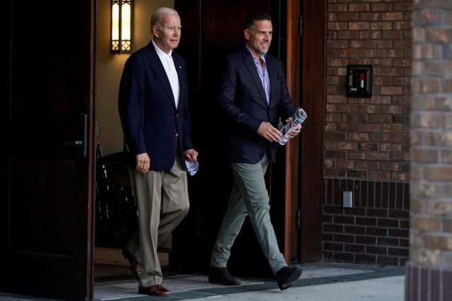 최근 조 바이든 대통령이 차남 헌터 바이든과 교회에서 예배를 보고 걸어 나오는 모습. 백악관 홈페이지