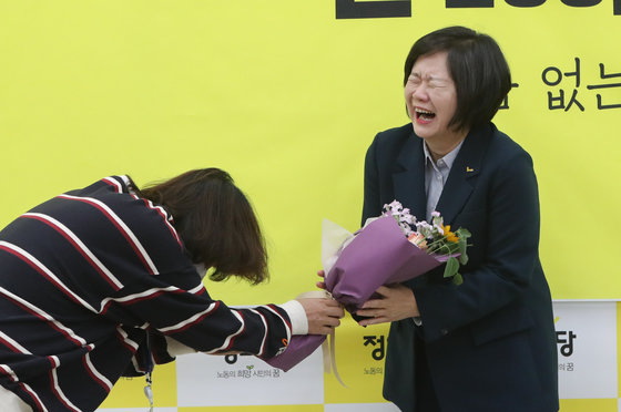 지난 19일 서울 여의도 국회에서 열린 정의당 제7기 신임 대표단 선출 보고대회에서 결선투표에 오른 이정미 후보자가 꽃다발을 받고 있다. 2022.10.19/뉴스1