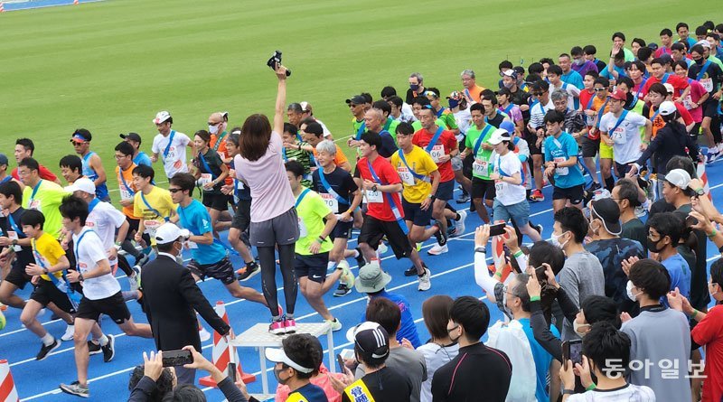10일 일본 도쿄 고마자와 올림픽공원에서 ‘렛츠 조인 스포츠’ 행사에 참여한 시민들이 트랙을 달리고 있다. 이날 시민들은 암벽 
등반부터 럭비까지 다양한 스포츠를 즐겼다. 이 행사는 공휴일로 제정된 ‘스포츠의 날’을 맞아 열렸다. 일본 정부는 국민 건강 
증진을 위해 2025년까지 스포츠 시장 규모를 150조 원까지 키우는 ‘5개년 스포츠 기본 계획’을 추진 중이다. 도쿄=이상훈  
기자 january@donga.com