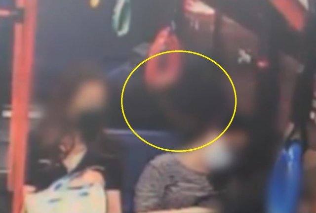 남성이 잠든 여성의 목에 침을 떨어뜨리는 모습. ‘연합뉴스TV’ 방송화면 캡처