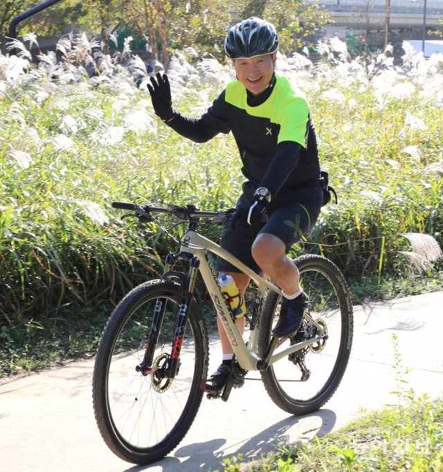 가수 김세환 씨가 서울 양재천에서 즐거운 표정으로 자전거를 타고 있다. 1980년대 중반 미국에서 산악자전거(MTB)를 구입해 들어와 타기 시작한 그는 자전거 타기를 생활화하며 건강하고 활기찬 노년을 만들어가고 있다. 이훈구 기자 ufo@donga.com