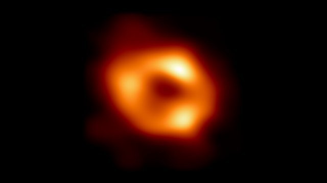 ‘사건 지평선 망원경(EHT·Event Horizon Telescope)’ 국제공동연구팀이 지난 5월 처음 발표한 우리은하 중심부 초대질량 블랙홀 궁수자리 A 이미지