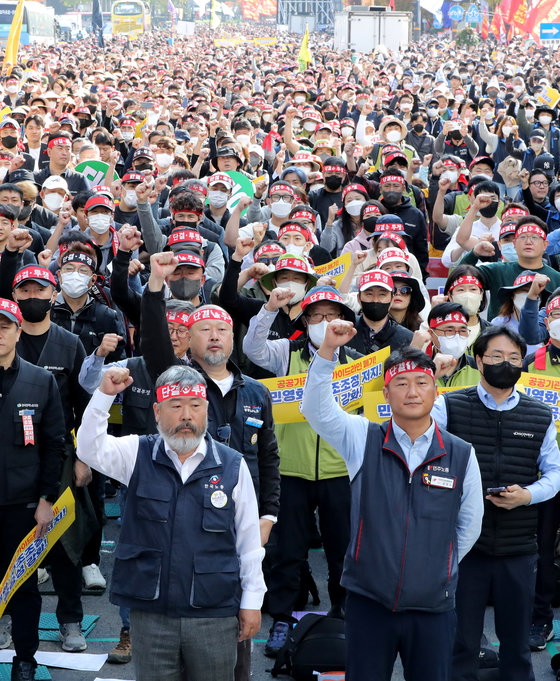 김동명 한국노총 위원장(앞줄 왼쪽)과 양경수 민주노총 위원장(앞줄 오른쪽)을 비롯한 양대노총 조합원들이 29일 서울 중구 세종대로에서 10.29 공공노동자 총력결의대회를 열고 윤석열 정부의 민간·시장 주도의 경제정책을 규탄하고 있다. 2022.10.29/뉴스1 ⓒ News1