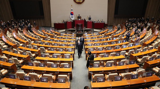 윤석열 대통령이 25일 오전 국회 본회의장에서 내년도 정부 예산안에 대한 시정연설을 마친 뒤 텅빈 더불어민주당 의원석 사이를 지나 밖으로 향하고 있다. (공동취재) 2022.10.25/뉴스1 ⓒ News1