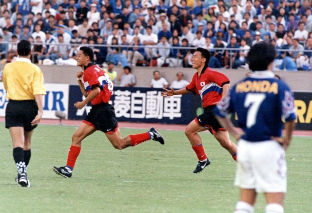 이민성(왼쪽)이 일본 도쿄에서 열린 1998프랑스월드컵 최종예선 한일전에서 결승골을 터뜨린 뒤 환호하고 있다. 이 경기 중계를 맡은 송재익 캐스터는 “후지산이 무너지고 있습니다”라는 불후의 명언을 남겼다. 스포츠동아 DB