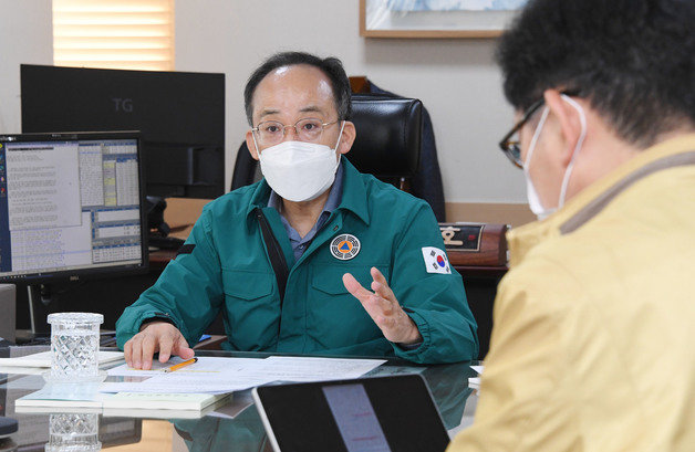 추경호 경제부총리 겸 기획재정부 장관이 30일 오전 서울 종로구 정부서울청사에서 이태원 사고와 관련 긴급상황점검대책회의를 소집, 회의를 주재하고 있다. 기획재정부 제공