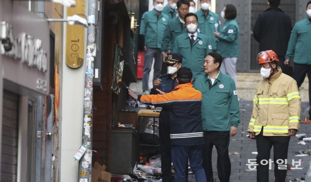 윤석열 대통령이 30일  핼러윈을 앞두고 압사사고가 난 이태원 사고 현장을 찾아 현장을 둘러보고 있다. 원대연 기자 yeon72@donga.com