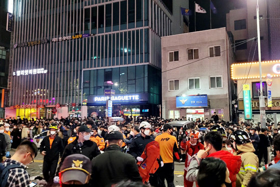 29일 밤 서울 용산구 이태원 한복판에서 심정지 환자가 대규모로 발생했다. 3년 만에 첫 ‘야외 노마스크’ 핼러윈을 맞아 인파가 몰리면서 대규모 압사사고가 일어난 것으로 추정된다. 독자 제공) 2022.10.30/뉴스1