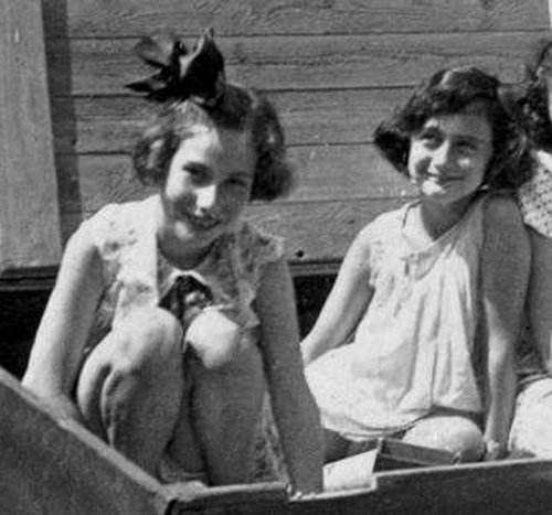 하나 피크고슬라어(왼쪽)와 안네 프랑크가 1937년 어느 날 네덜란드 암스테르담에서 친구들과 함께 모래 박스 안에서 놀던 모습. 안네 프랑크 하우스 홈페이지 캡처
