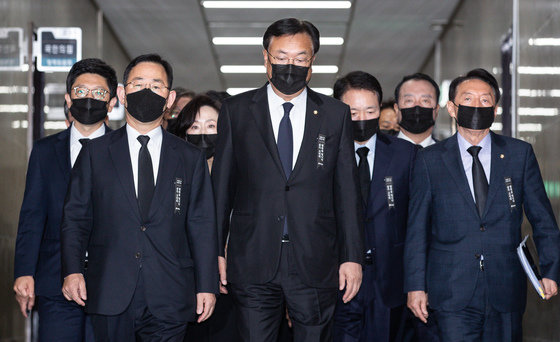 정진석 국민의힘 비상대책위원장을 비롯한 지도부가 31일 서울 여의도 국회에서 열린 최고위원회의에 참석하고 있다. 2022.10.31 뉴스1