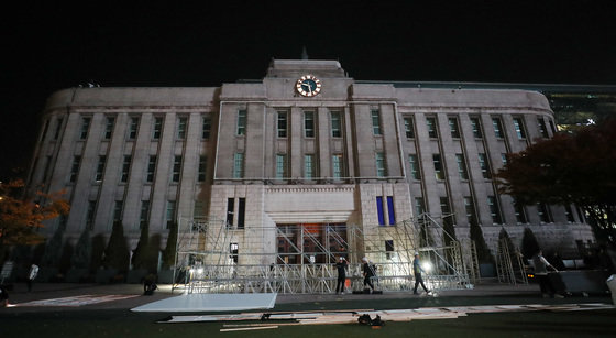 서울시 관계자들이 서울시청 앞 서울광장에 ‘이태원 참사’ 희생자 합동분향소를 설치하고 있다. 2022.10.30/뉴스1 ⓒ News1