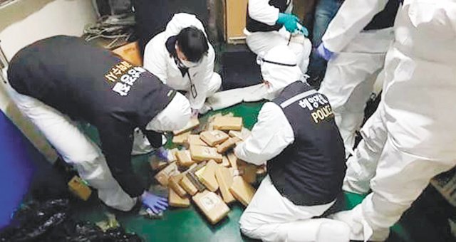 지난해 1월 해양경찰관들이 부산신항으로 입국한 외국 화물선에서 마약 단속을 하고 있다. 해경은 당시 이 선박에 서 약 100만 명이 동시 투약할 수 있는 양의 코카인 35kg을 적발해 압수했다. 해양경찰청 제공