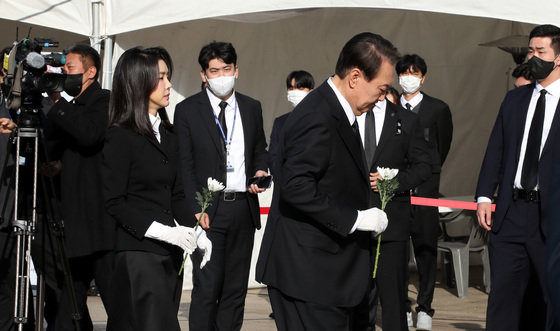 윤석열 대통령과 김건희 여사가 31일 오전 서울광장에 마련된 이태원 사고 사망자 합동분향소를 찾아 조문하고 있다. 2022.10.31/뉴스1