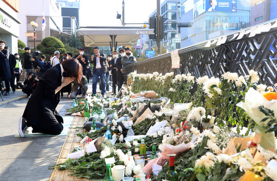 31일 오전 서울 용산구 이태원역 1번 출구에 마련된 이태원 핼러윈 참사 임시 추모공간을 찾은 시민이 희생자들을 추모하고 있다. 2022.10.31/뉴스1