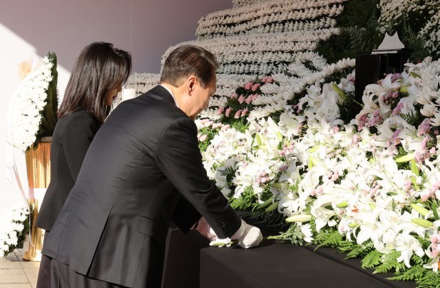 윤석열 대통령과 부인 김건희 여사가 31일 서울광장에 마련된 이태원 사고 사망자 합동분향소를 방문해 헌화하고 있다. 대통령실통신사진기자단