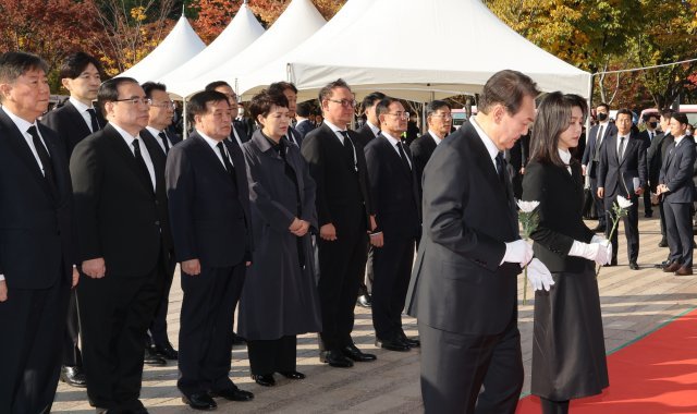 윤석열 대통령과 부인 김건희 여사가 31일 서울광장에 마련된 이태원 사고 사망자 합동분향소를 방문해 헌화하고 있다. 대통령실통신사진기자단