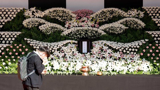 31일 서울 중구 서울광장에 마련된 이태원 참사 사망자를 위한 합동분향소를 찾은 한 시민이 헌화를 마친 뒤 눈물을 흘리고 있다. ⓒ News1