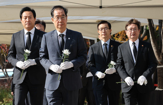 한덕수 국무총리와 오세훈 서울시장 등 정부관계자들이 31일 서울광장에 마련된 이태원 사고 사망자 합동분향소에서 추모를 하기 위해 이동하고 있다. 사진공동취재단