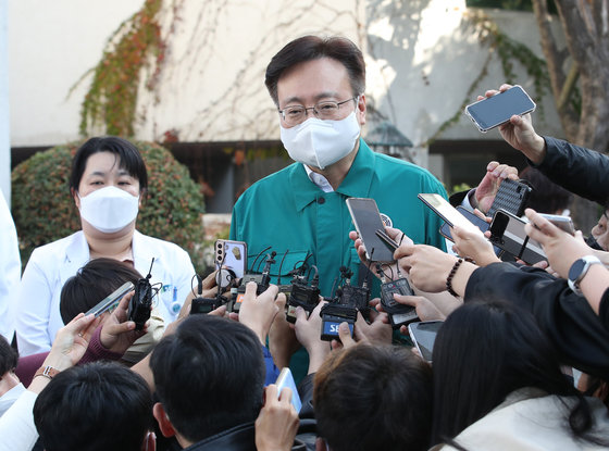 조규홍 보건복지부 장관이 30일 오후 서울 용산구 순천향대학교서울병원에서 ‘이태원 대규모 압사 사고’ 관련 취재진의 질문을 받고 있다. 2022.10.30/뉴스1