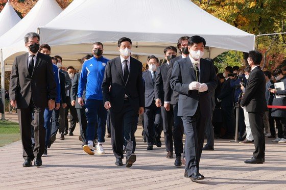 권오갑 현대중공업그룹 회장을 비롯한 현대중공업그룹 임원진들이 31일 오전 서울광장 합동분향소를 찾아 이태원 참사 희생자들을 추모하기 위해 이동하고 있다. (공동취재) 2022.10.31/뉴스1 ⓒ News1