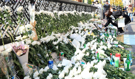 31일 오전 서울 용산구 이태원역 1번 출구에 마련된 이태원 핼러윈 참사 임시 추모공간을 찾은 시민이 희생자들을 추모하고 있다. 2022.10.31/뉴스1