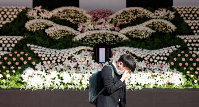 31일 서울 중구 서울광장에 마련된 이태원 참사 사망자를 위한 합동분향소를 찾은 한 시민이 헌화를 마친 뒤 눈물을 흘리고 있다. 사진공동취재단