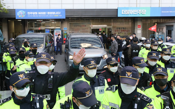 24일 서울 영등포구 더불어민주당사 민주연구원 압수수색을 마친 검찰 관계자들이 차량에 탑승해 이동하고 있다. 검찰은 불법 자금 수수 의혹과 관련해 김용 민주연구원 부원장을 체포, 구속영장을 발부 받아 신병을 확보한 상태다. 2022.10.24/뉴스1