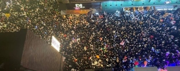 29일 오후 11시쯤 서울 용산구 이태원에서 압사 사고가 발생해 소방당국이 대응 3단계로 격상했다. 사진은 이날 사고가 발생한 용산구 이태원의 모습. (독자 제공) 2022.10.30 뉴스1