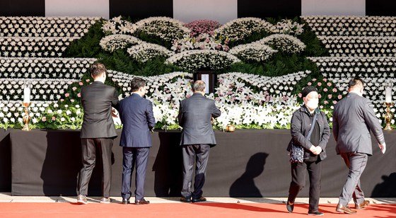 31일 서울 중구 서울광장에 마련된 이태원 참사 사망자를 위한 합동분향소를 찾은 시민들이 헌화하고 있다. 2022.10.31 사진공동취재단