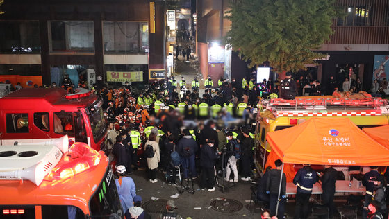 29일 밤 서울 용산구 이태원 한복판에서 심정지 환자가 대규모로 발생했다. 사진은 30일 사고가 발생한 서울 용산구 이태원 사고현장에서 경찰 및 소방구급 대원들이 현장을 수습하고 있는 모습. 2022.10.30/뉴스1 ⓒ News1