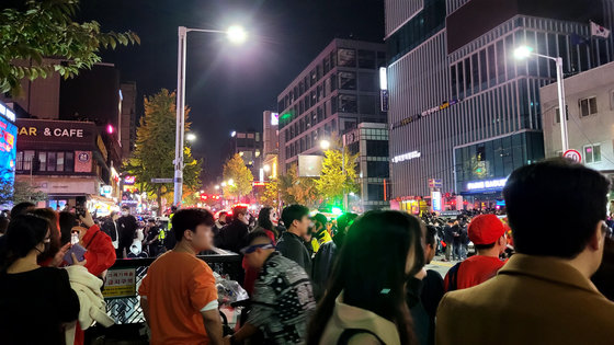 29일 밤 서울 용산구 이태원 한복판에서 심정지 환자가 대규모로 발생했다. 3년 만에 첫 ‘야외 노마스크’ 핼러윈을 맞아 인파가 몰리면서 대규모 압사사고가 일어난 것으로 추정된다. 소방청은 이날 오후 11시13분 이태원에서 압사 추정 사고가 발생함에 따라 대응 3단계로 격상한다고 밝혔다. 사진은 30일 사고가 발생한 서울 용산구 이태원 사고현장 인근에 어수선한 모습으로 모여있는 시민들의 모습. 2022.10.30 뉴스1