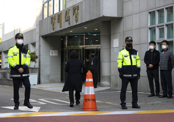 이태원 핼러윈 압사 참사로 사망자가 최소 154명이 발생한 가운데 31일 서울 용산구 순천향대학교서울병원 장례식장이 경찰에 의해 통제되고 있다. 2022.10.31/뉴스1