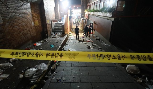 30일 사고가 발생한 서울 용산구 이태원 사고현장에서 경찰 및 소방구급 대원들이 현장을 수습하고 있는 모습. 뉴스1