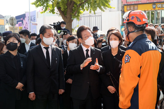 이재명 더불어민주당 대표가 31일 오전 서울 용산구 이태원 압사 참사 현장을 찾아 최성범 용산소방서장의 현장 설명을 듣고 있다. 사진공동취재단