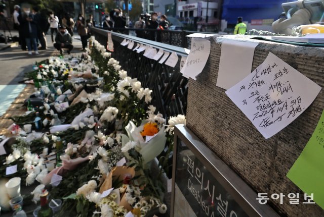 31일 오전 서울 용산구 이태원역 1번 출구에 마련된 이태원 참사 희생자 추모공간을 찾은 시민들이 꽃과 술을 놓으며 애도하고 있다. 양회성 기자 yohan@donga.com