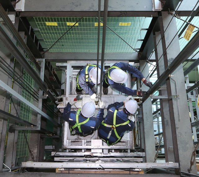 한국승강기대 학생들이 교내에 설치된 실물 엘리베이터에서 실습을 하고 있다. 한국승강기대제공