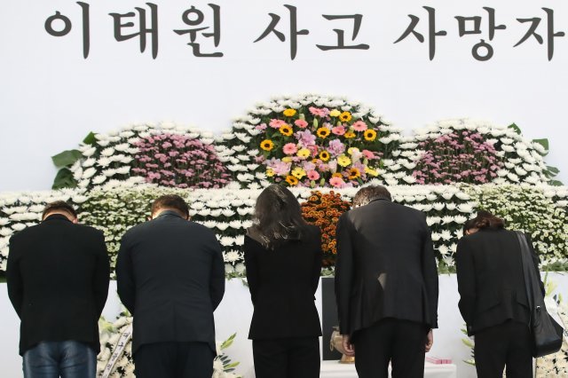 31일 오후 대구 달서구 두류공원 안병근유도기념관에 마련된 ‘이태원 사고 사망자 합동분향소’를 찾은 시민들이 희생자를 애도하고 있다. 뉴스1