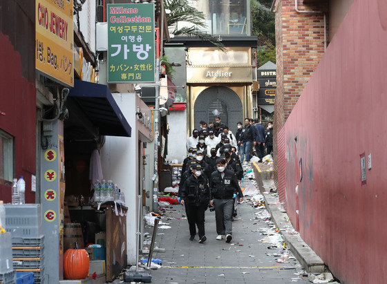 31일 오후 서울 용산구 이태원 핼러윈 압사 참사 현장에서 국립과학수사연구원과 경찰 등 수사관들이 현장감식을 마친 후 철수하고 있다. (공동취재) 2022.10.31/뉴스1