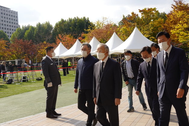 손경식 한국경영자총협회 회장이 31일 이동근 상근부회장을 포함한 임원진과 분향소를 방문했다. 사진제공=경총