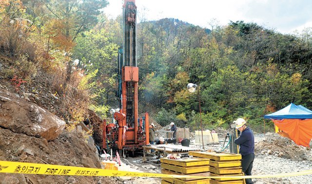 31일 경북 봉화군 재산면 아연광산에서 구조당국 관계자들이 고립 작업자들의 생존 여부 등을 확인하기 위해 천공을 뚫고 있다. 경북소방본부 제공