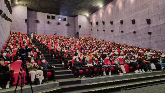 지난달 29일 오후 레볼루션 하트의 첫 번째 쇼케이스가 열린 서울 성동구 CGV 왕십리. 608개 좌석이 모두 꽉 찼다. 카론 유니버스 제공