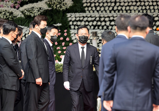 주호영 국민의힘 원내대표 등 의원들이 1일 오전 서울광장에 마련된 이태원 사고 사망자 합동 분향소에서 애도 후 이동하고 있다. (공동취재) 2022.11.1/뉴스1