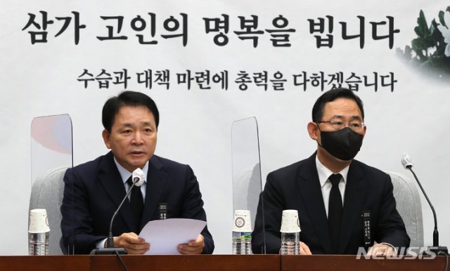 국민의힘 성일종 정책위의장(왼쪽)이 1일 오전 서울 여의도 국회에서 열린 원내대책회의에서 발언하고 있다. 뉴시스