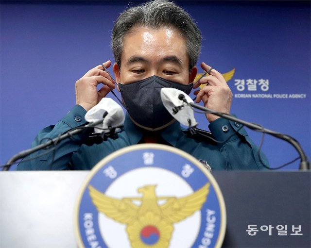 윤희근 경찰청장이 1일 서울 서대문구 경찰청에서 '이태원 참사' 관련 기자회견을 하고 있다. 송은석 기자 silverstone@donga.com