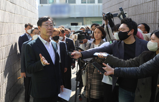 31일 오전 박병화의 거주지로 알려진 경기 화성시의 한 주택가 앞에서 정명근 화성시장이 취재진의 질문에 답하고 있다. /뉴스1