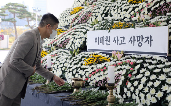 1일 오전 광주 서구 시청 광장에 마련된 ‘이태원 핼러윈 참사’ 추모를 위한 합동 분향소를 찾은 시민들이 깊은 애도를 표하고 있다. 2022.11.1/뉴스1